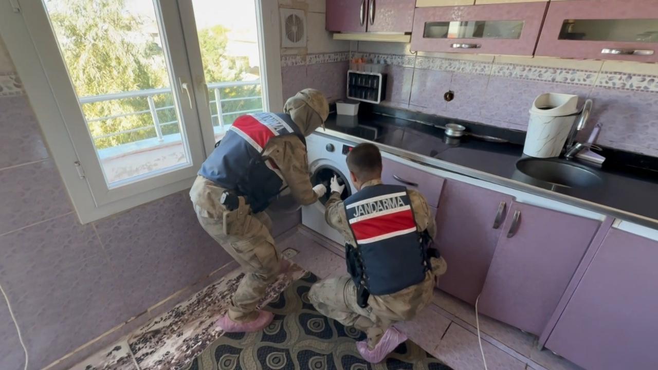 Şanlıurfa&#039;da çamaşır makinesinden 12 tabanca çıktı