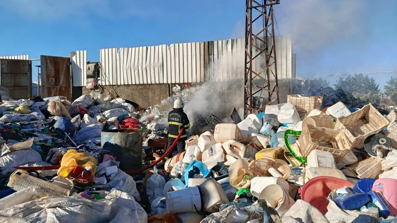 Siverek&#039;te hurdacıda çıkan yangın itfaiye ekiplerince söndürüldü