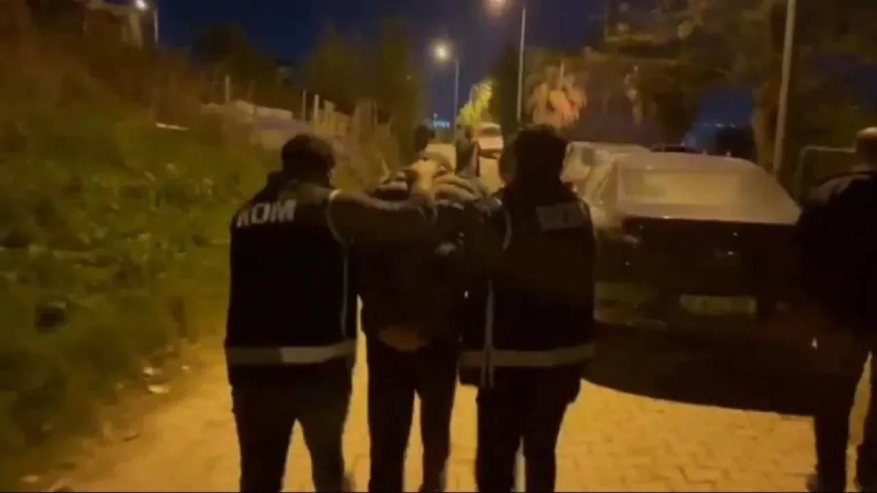 40 yıl hapisle aranıyordu, gardıropta yakalandı!