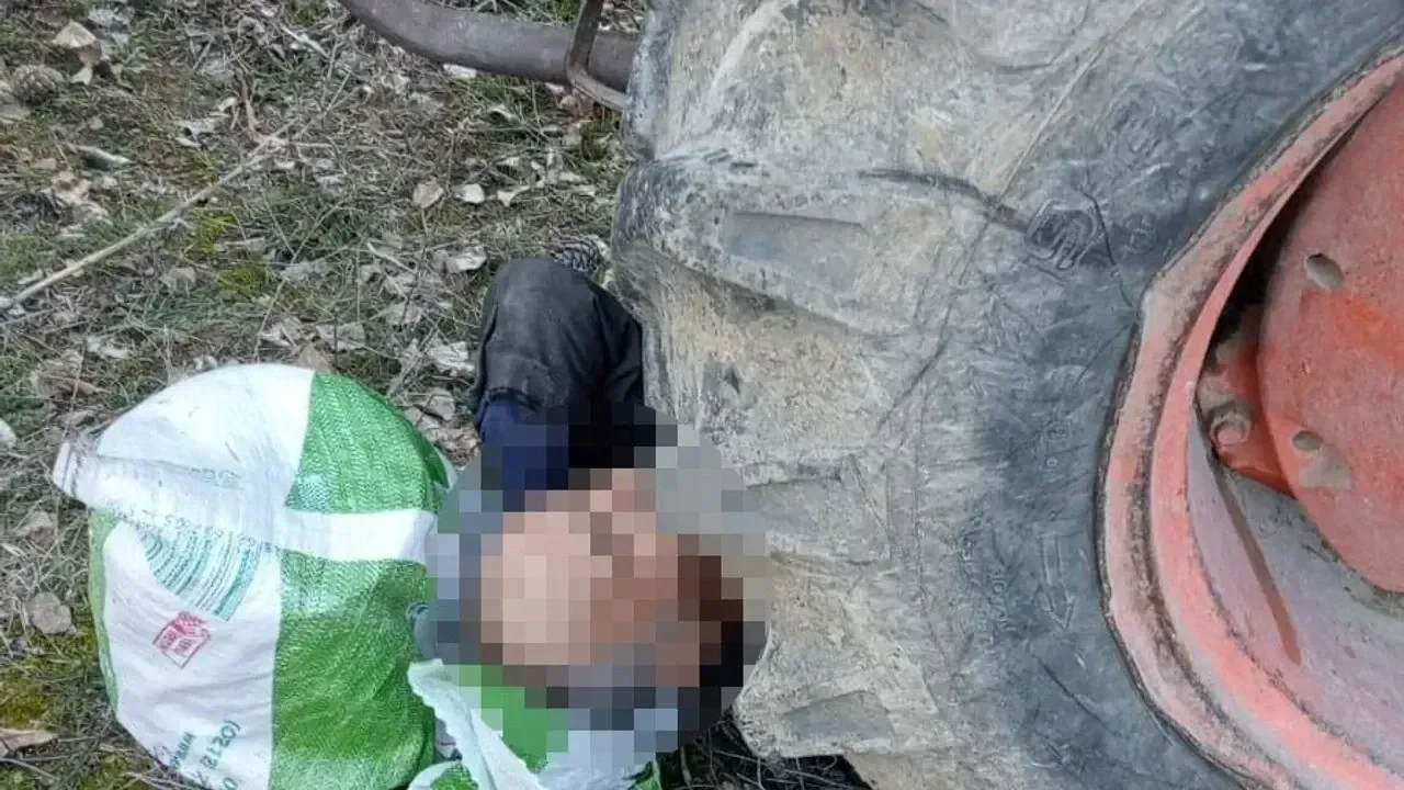 Kontrol etmek istediği traktörünün altında kaldı!