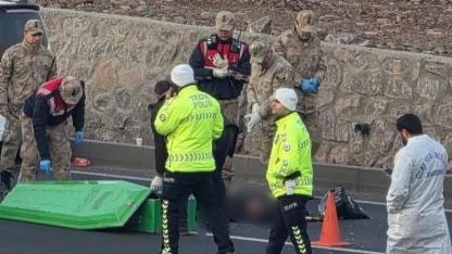 Yolun karşı tarafına geçmek isterken 2 aracın çarptığı adam hayatını kaybetti