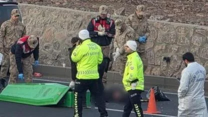 Yolun karşı tarafına geçmek isterken 2 aracın çarptığı adam hayatını kaybetti