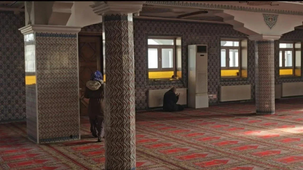 Zabıta baskınında camiye kaçtılar!