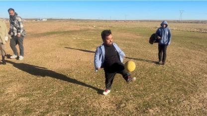 Boyu kısa ama yeteneği büyük: Mesafe tanımadan futbol topuyla her hedefi tutturuyor