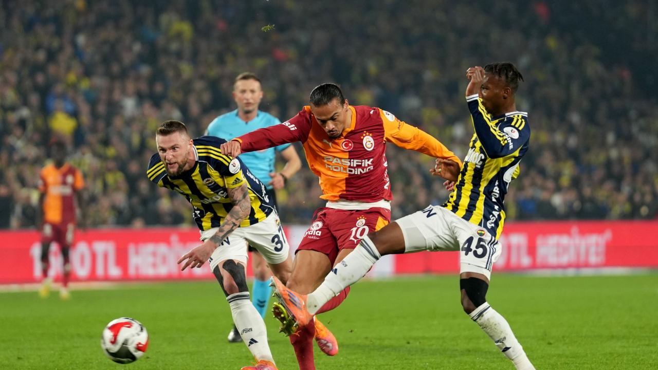 Galatasaray ile Fenerbahçe arasında oynanan son 10 derbide sarı-kırmızılılar 5, sarı-lacivertliler de 2 kez kazandı.