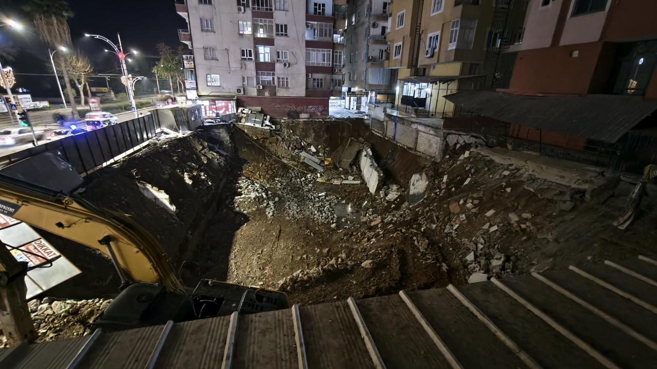 İstinat duvarı çöken binadaki vatandaşlar tahliye edildi