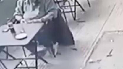 Kafede oturan adam ölümle burun buruna geldi