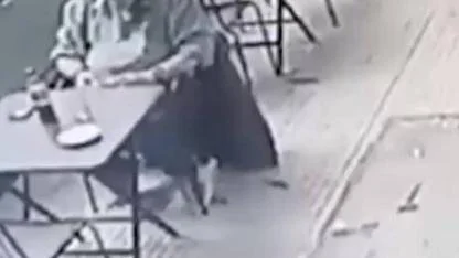 Kafede oturan adam ölümle burun buruna geldi