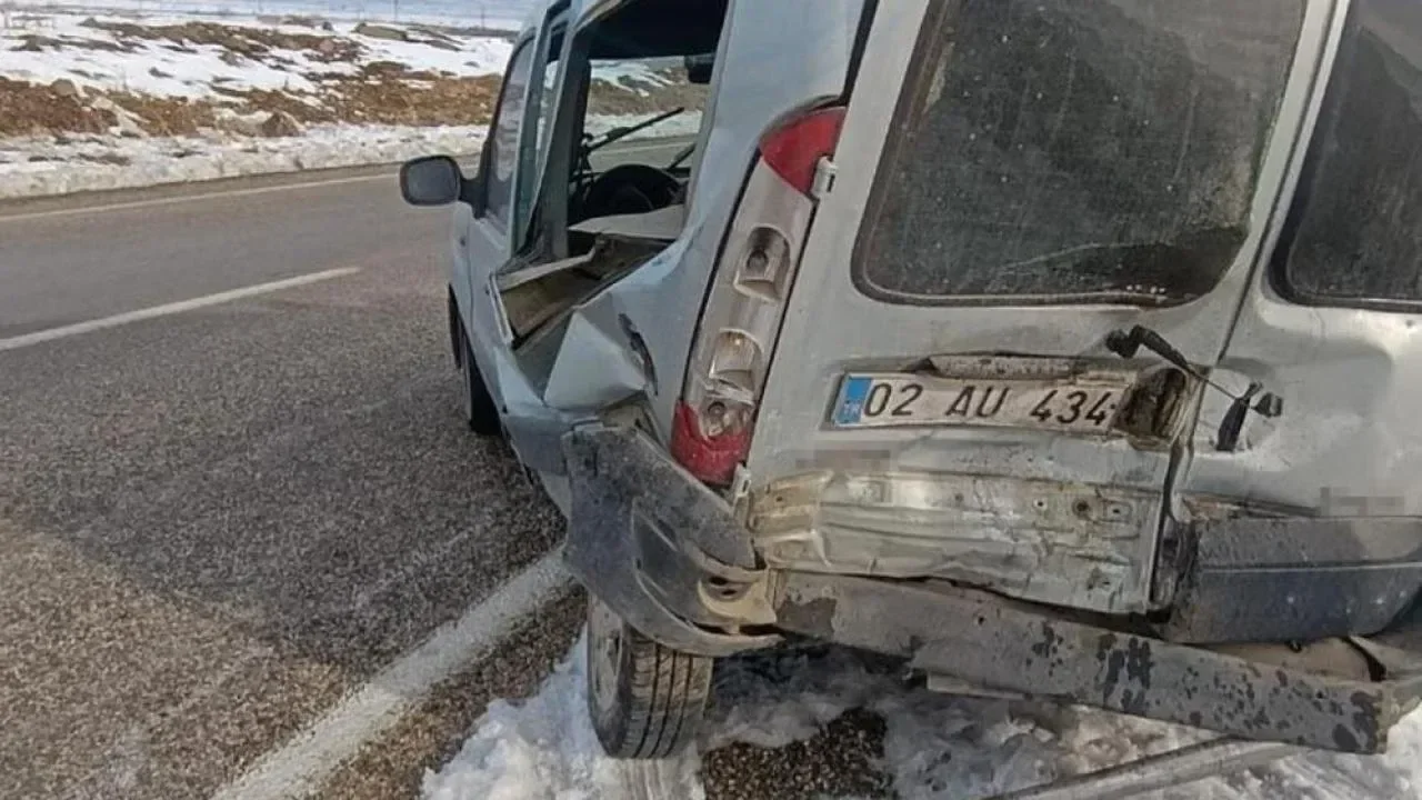 Kırsalda otomobil ile kamyonet çarpıştı: 2 yaralı