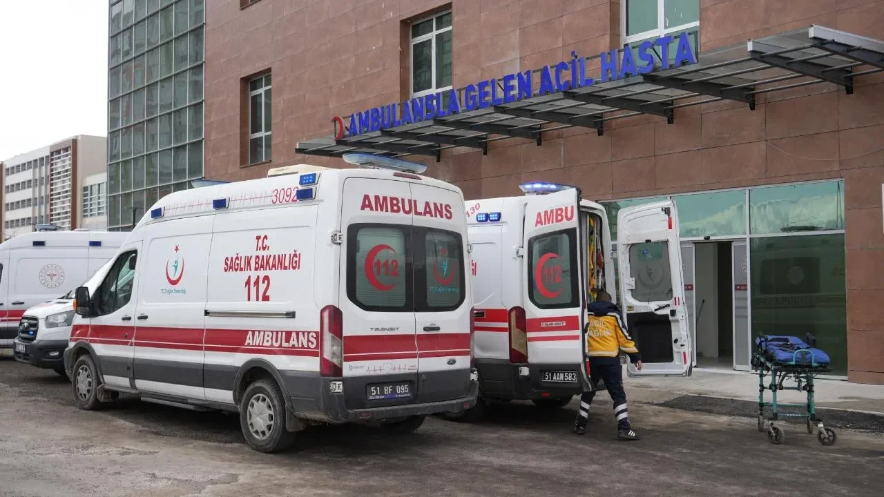 Niğde'de iki otomobil çarpıştı: 6 yaralı