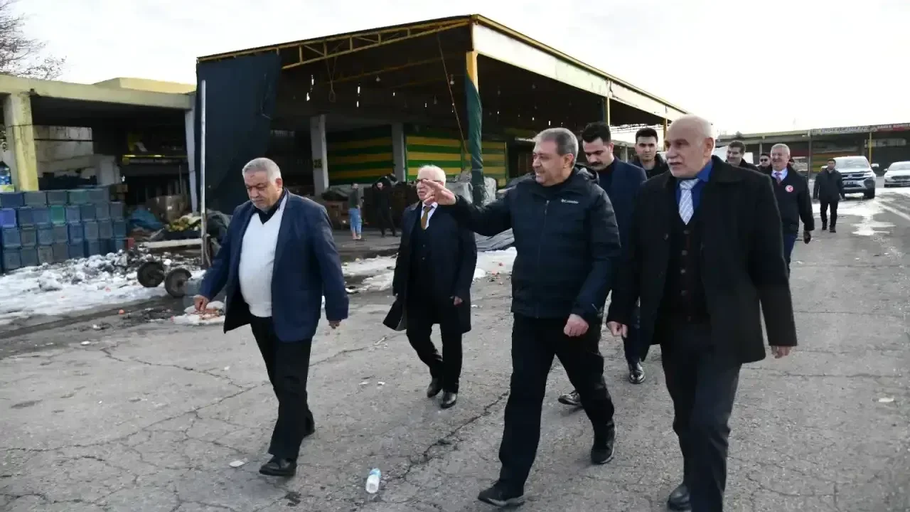 Şanlıurfa Valisi Şıldak, kar yağışından etkilenen esnafı ziyaret etti