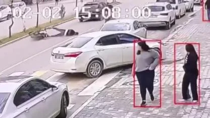 Devrilen motosiklet sürücüsü metrelerce sürüklendi