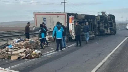 Şanlıurfa’da geri dönüşüm yüklü Tır devrildi