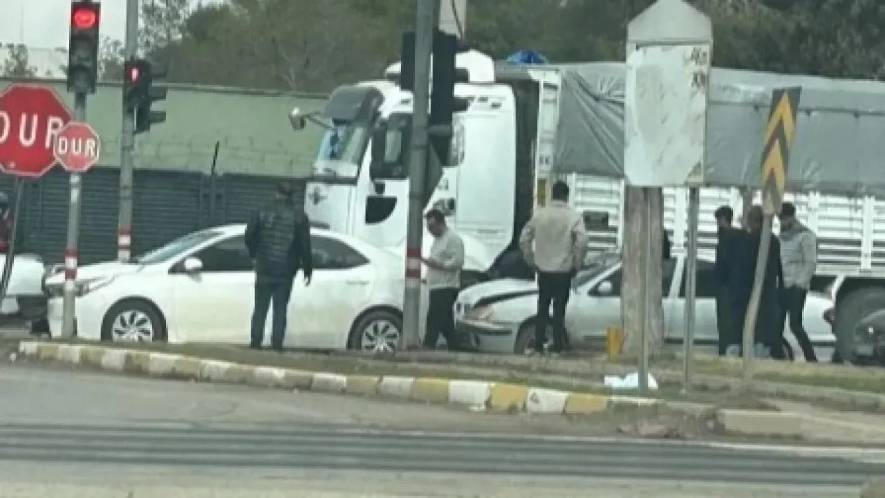 Şanlıurfa’da zincirleme kaza: 3 araç birbirine girdi