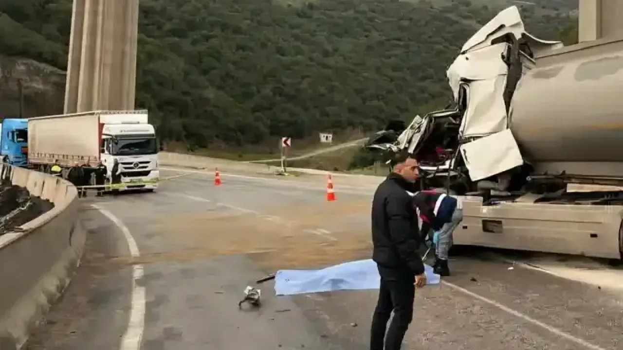 İki tır kafa kafaya çarpıştı: 1 ölü