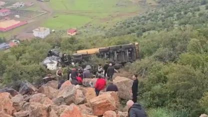 Kamyon uçuruma yuvarlandı