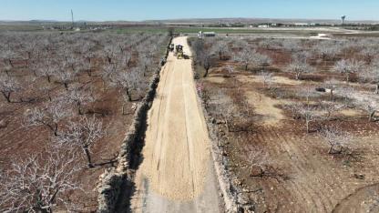 Karaköprü'de kırsal yol çalışmaları devam ediyor