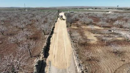 Karaköprü'de kırsal yol çalışmaları devam ediyor