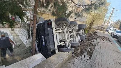 Sürücü mikserde sıkıştı