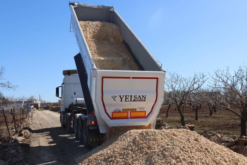 Karaköprü'de kırsal yol çalışmaları devam ediyor