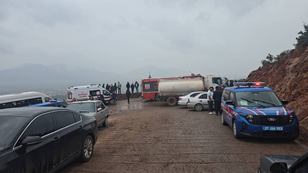 Kamyon sürücüsü uçuruma yuvarlandı