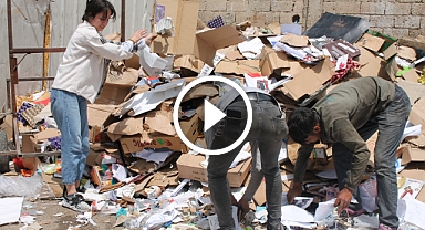 Kalem tutması gereken eller çekçek tutuyor